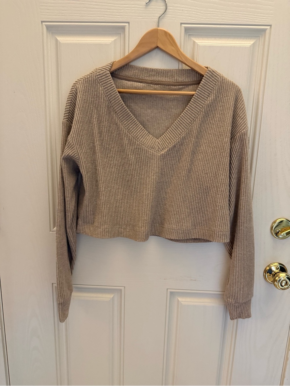 Alo oversized V-Neck Ribbed Cropped Sweater Top - Taupe